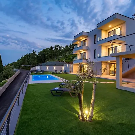 Lavinia Villa *