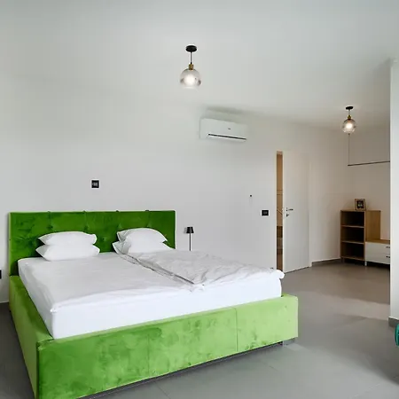 Lavinia Villa *